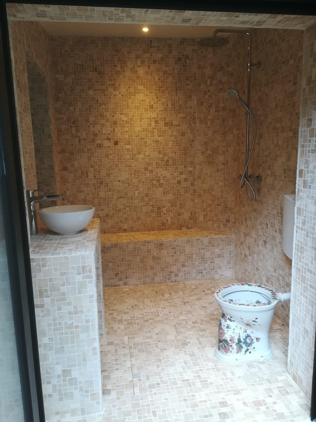 Salle de bain de piscine après création — mosaïque travertin