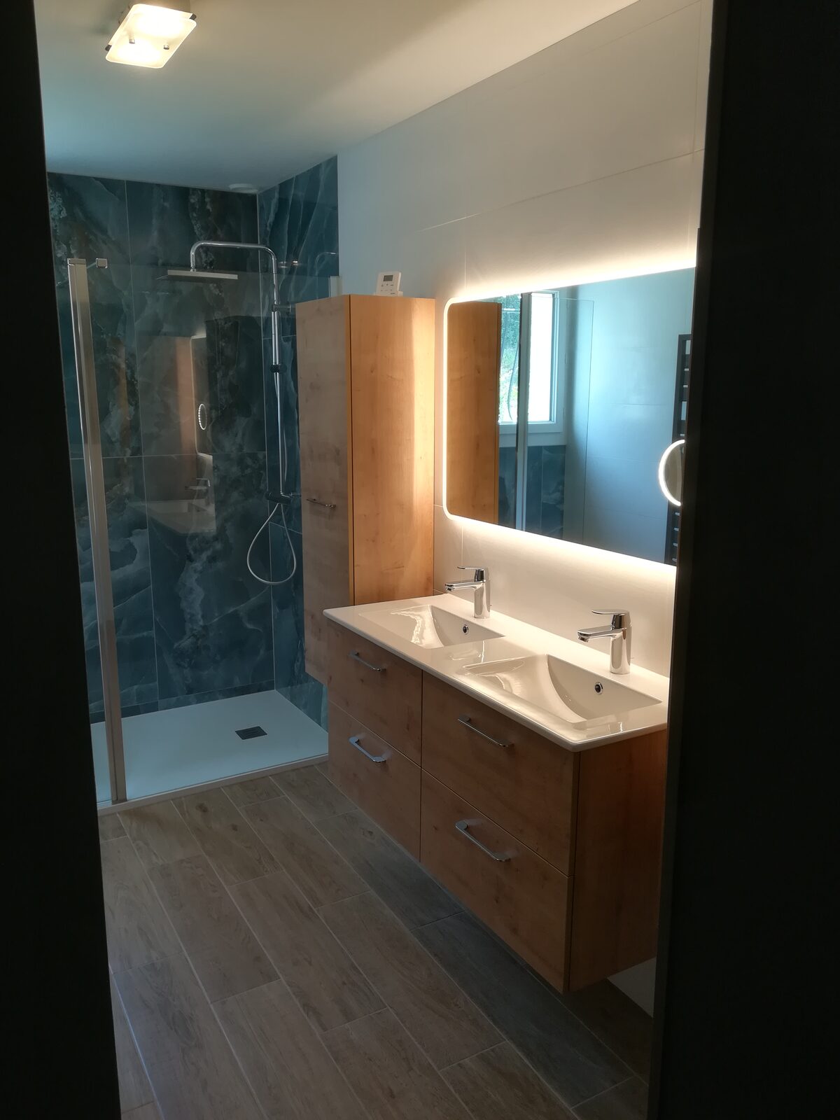 Salle de bain rénovée — douche faïence marbre bleu et double vasque