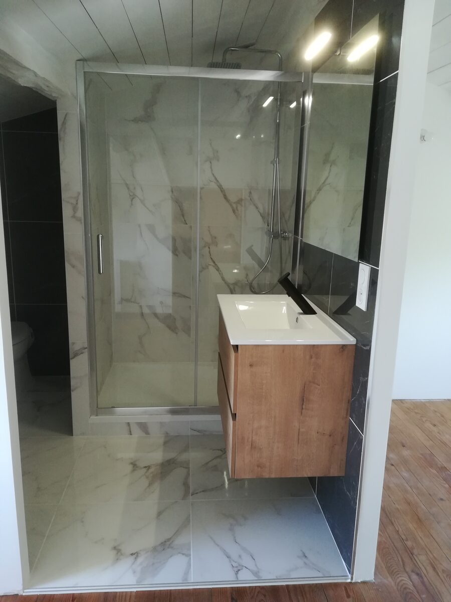 Salle de bain créée — douche marbre et meuble bois