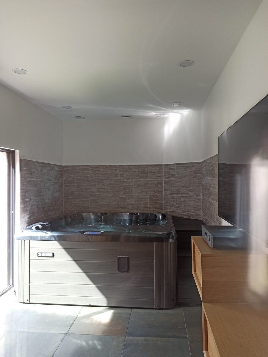 Espace spa aménagé avec jacuzzi et carrelage